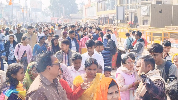 मौनी अमावस्या:पांच लाख श्रद्धालुओं ने लगाई सरयू में डुबकी, राम मंदिर में पहुंचे लाखों लोग; दिखीं लंबी कतारें - Mauni Amavasya: Five Lakh Devotees Took A Holy Dip In The Saryu River, And Lakhs Flocked To The Ram Temple; L