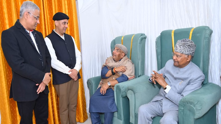 Up:दिवंगत मित्र सतीश के घर पहुंचे कोविंद बोले- मैं इसी परिवार का अंग हूं, कोई समस्या हो तो निसंकोच बताएं - Up: Ram Nath Kovind Visits The Home Of His Late Friend Satish Mishra