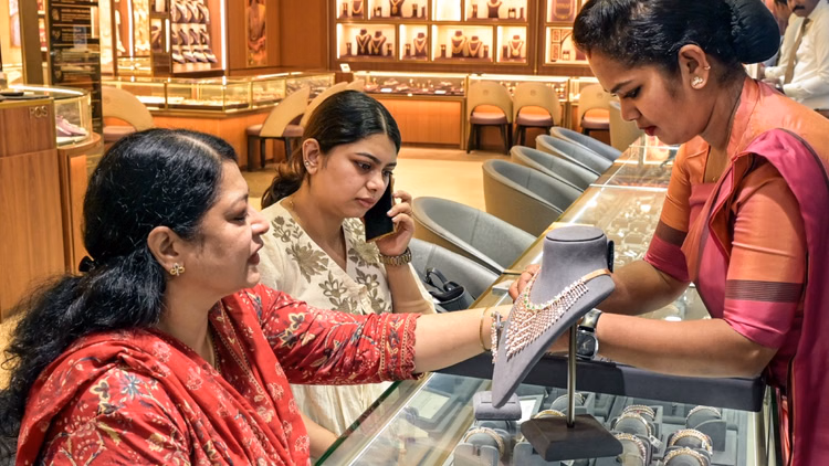 सोने ने बदल दी किस्मत:बेतहाशा तेजी से अमीर हुए भारतीय परिवार, संपत्ति 117 लाख करोड़ बढ़ी - Gold Changes Fortunes Indian Families Become Incredibly Wealthy Their Assets Increasing By 117 Lakh Crore