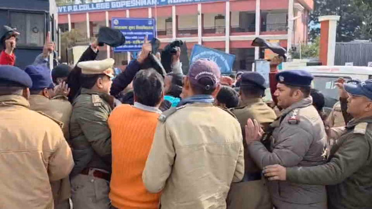 Chamoli:गोपेश्वर में कांग्रेस कार्यकर्ताओं ने सांसद महेंद्र भट्ट को दिखाए काले झंडे, पुलिस से झड़प - Chamoli: Congress Workers Showed Black Flags To Mp Mahendra Bhatt In Gopeshwar Clash With The Police