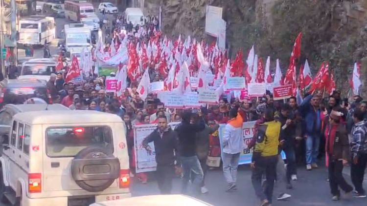 हिमाचल:मांगों को लेकर गरजे किसान सभा और सेब उत्पादक संघ, टाॅलैंड से सचिवालय तक निकाला मार्च - Himachal: Kisan Sabha And Apple Growers Association Protest Over Their Demands, Take Out A March Secretariat