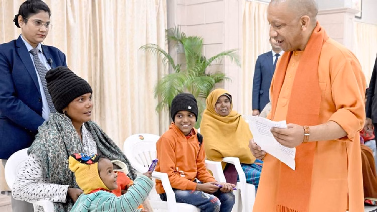 जनता दर्शन:बेघर की गई सीमा को मिला न्याय का भरोसा, दो साल की मासूम सीएम योगी से बोली...सुन भावुक हुए लोग - Janata Darshan: Homeless Seema Receives Assurance Of Justice; People Were Moved To Tears When The Two-year-old