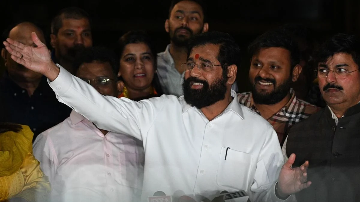 He should take care of his councillors deputy cm Eknath Shinde takes dig at Uddhav Thackeray -'उन्हें अपने पार्षदों का ध्यान रखना चाहिए', एकनाथ शिंदे ने उद्धव ठाकरे पर कसा तंज | Jansatta