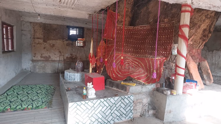 घर लौटने की अधूरी उम्मीद:हमनिवालों ने कहा था एक माह के लिए चले जाओ, इंतजार करते हुए 36 साल बीत गए - Displaced Pandit Said Saved My Life By Running Away, After A Few Days Came To Know That The House Was Burnt.