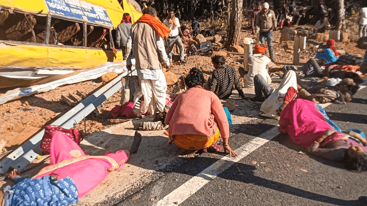 Latehar Bus Accident:ब्रेक फेल होने से पलटी थी बस, छत्तीसगढ़ के रहने वाले थे मारे गए सभी नौ लोग; 82 से घायल - All 9 Victims Who Died In Latehar Road Accident Were Residents Of Bilaspur Chhattisgarh