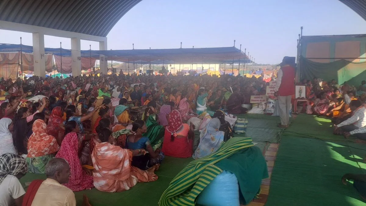 Why are mid day meal cooks indefinite strike in Chhattisgarh know reason -'जिस दिन मेरी बेटी की मौत हुई, उस दिन भी काम किया', छत्तीसगढ़ में मिड-डे मील रसोइयों का दर्द, रोजाना मिलते हैं 66 रुपये | Jansatta