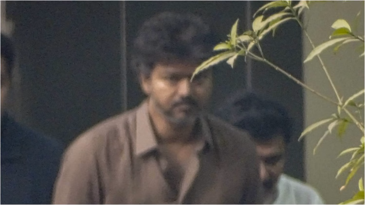 करूर भगदड़ मामले में Cbi के सामने पेश हुए विजय; दूसरे राउंड में एक्टर के साथ 9 पुलिस वालों से भी पूछताछ जारी - Tvk Chief Vijay Appear Before Cbi Again Over Stampede Case Arrives In Delhi For Second Round Of Questioning