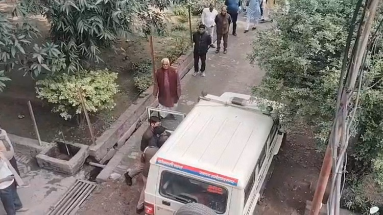 Ambedkarnagar News:गला रेतकर महिला की हत्या, पति को हिरासत में लेकर पुलिस कर रही पूछताछ - Woman Murdered By Slitting Throat In Ambedkar Nagar Police Interrogating Husband After Taking Him Into Custody