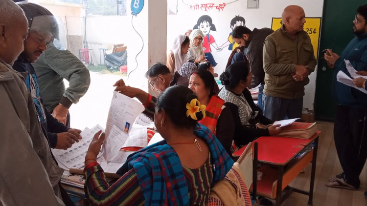 Up:पति-पिता की जगह बेटों का नाम... पता भी गलत और मृतकों के नाम भी; कहां गए एसआईआर फॉर्म भरने वालों के नाम? - Up Sir Row: Sons Names Replace Fathers, Wrong Addresses And Dead Voters Listed In Electoral Rolls