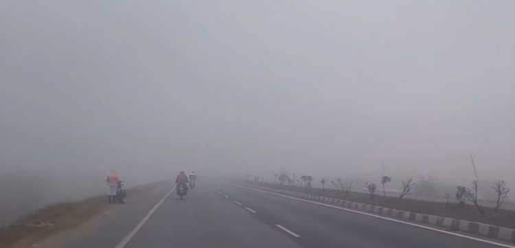 Fog Slows Down Long-distance Bus Travel, Causing Inconvenience To Passengers - Etah News
