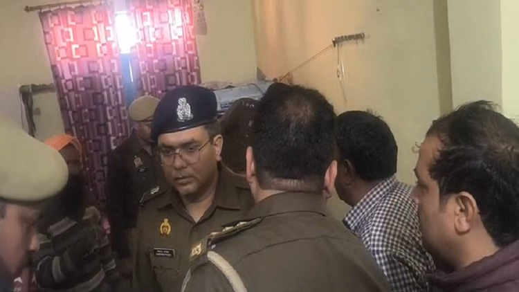 Up:एटा में बड़ी घटना...दिनदहाड़े घर में घुसकर चार लोगों की हत्या, फर्श पर पड़ी मिलीं खून से सनी लाशें - Three People Were Murdered In Etah