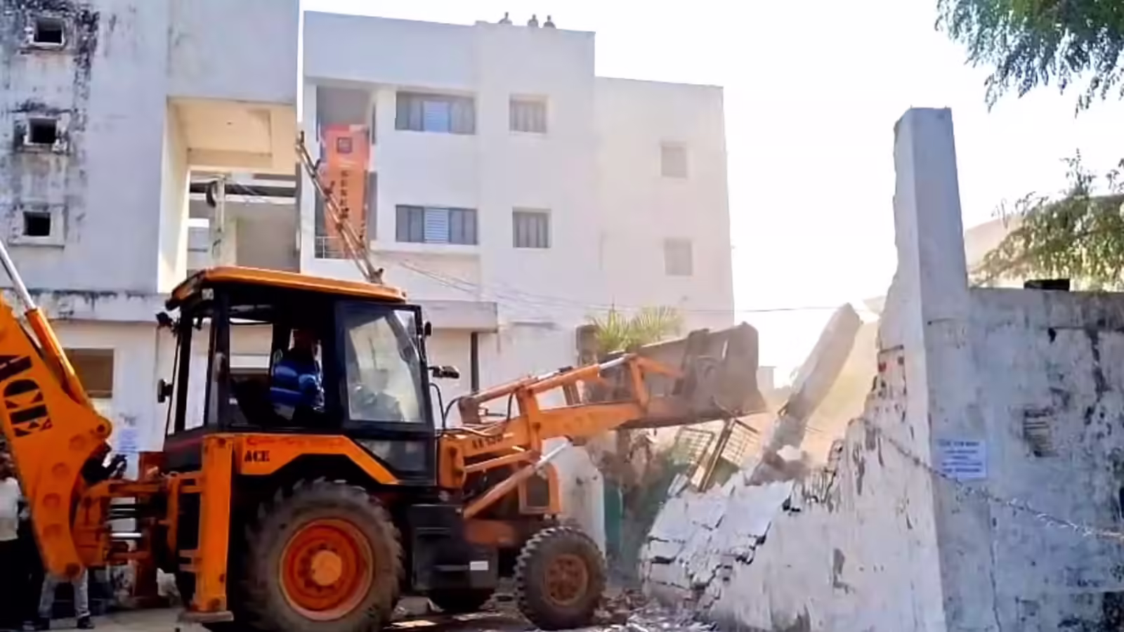 Uttar Pradesh News Story,बहराइच में चला बुलडोजर, एक दर्जन अवैध मजारें जमींदोज, प्रशासन का बड़ा एक्शन - bahraich illegal mazars demolished near maharaja suheldev medical college two spared - Bahraich News