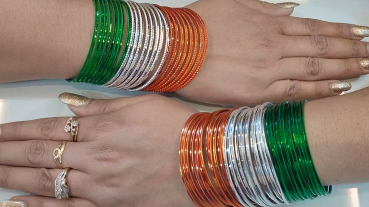 Tricolor Bangles Design:गणतंत्र दिवस पर ऑफिस में पहनकर जाएं ये ऐसी तिरंगा चूड़ियां - Republic Day 2026 Office Look Wear Stylish Tricolor Bangles Tirange Colour Ki Chudiyan