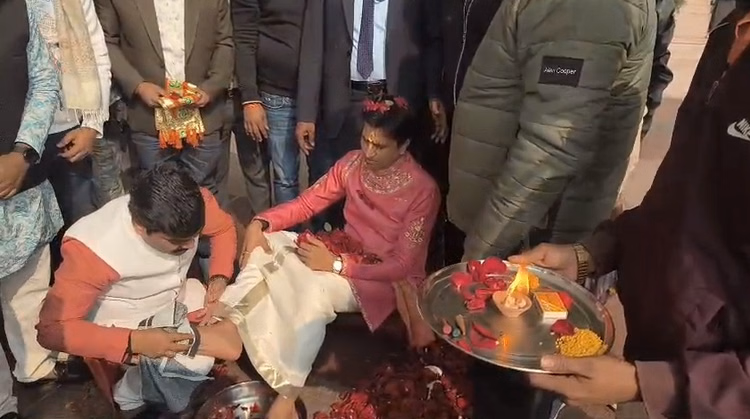 Ayodhya:अयोध्या पहुंचे कवि कुमार विश्वास... पूर्व विधायक ने आरती उतारकर व पांव पखारकर किया स्वागत - Ayodhya: Kumar Vishwas Reached Ayodhya And Visited Ram Lalla.