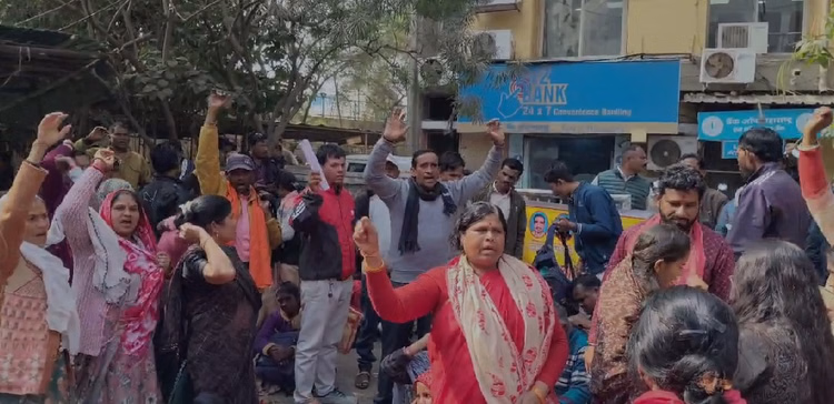 Bhopal News:20 साल की सेवा के बाद भी सिर्फ 5,000 वेतन,अंशकालीन कर्मचारियों का फूटा गुस्सा, Dpi का किया घेराव - Bhopal News: Only ₹5,000 Salary Even After 20 Years Of Service! Part-time Employees Express Anger, Gherao Dpi