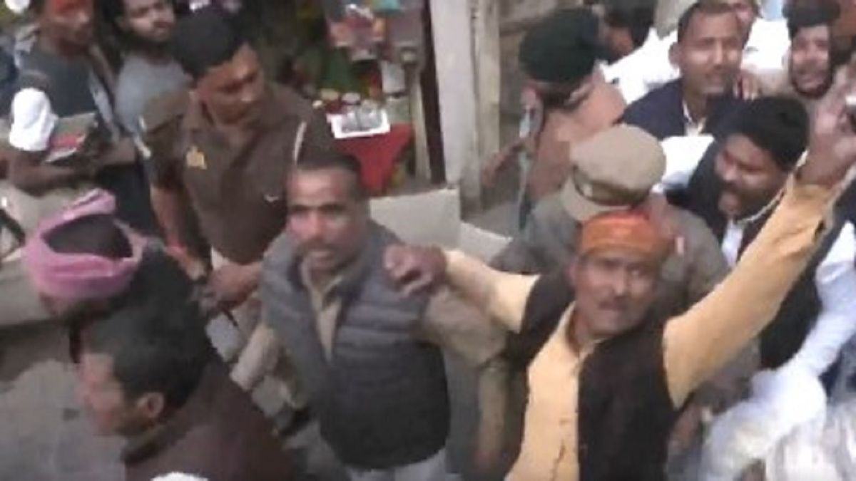 मणिकर्णिका घाट पर पाल समाज का हंगामा, पुलिस ने कार्रवाई करते हुए दर्जनों को हिरासत में लिया