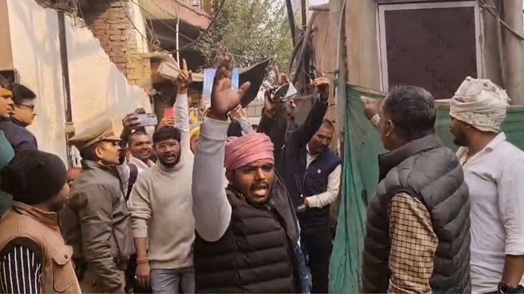 Varanasi News:मणिकर्णिका घाट पर प्रदर्शन करने पहुंचे पाल समाज के लोग, पुलिस ने 17 लोगों को उठाया - People Of Pal Community Reached Manikarnika Ghat To Protest In Varanasi