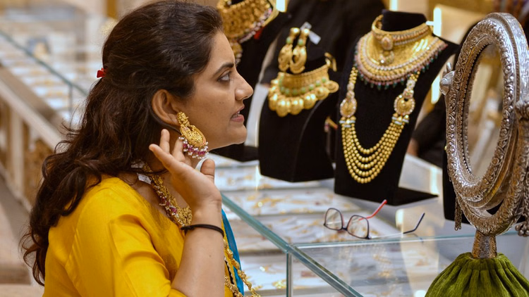 Gold Silver Price:एमसीएक्स के बाद दिल्ली में भी चांदी तीन लाख रुपये प्रति किलोग्राम के पार, सोना भी शिखर पर - Gold Silver Price Delhi Gold Silver Price Aaj Ke Sone Ka Bhav Bullion Market Price Today Gold Price Today