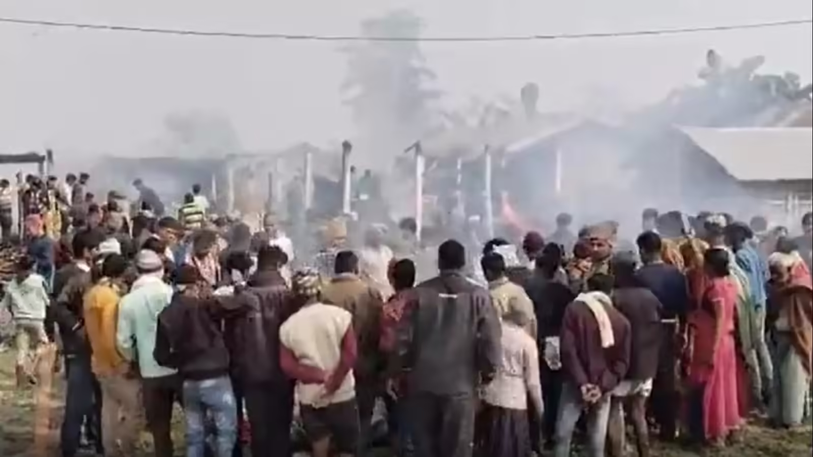 कटिहार में भीषण आग; 14 घर जले, साथ में एक पिता के बेटी की शादी के अरमान भी खाक हुए - massive fire broke out in katihar 14 houses were gutted and along with them a father dreams for his daughter wedding were also reduced to ashes