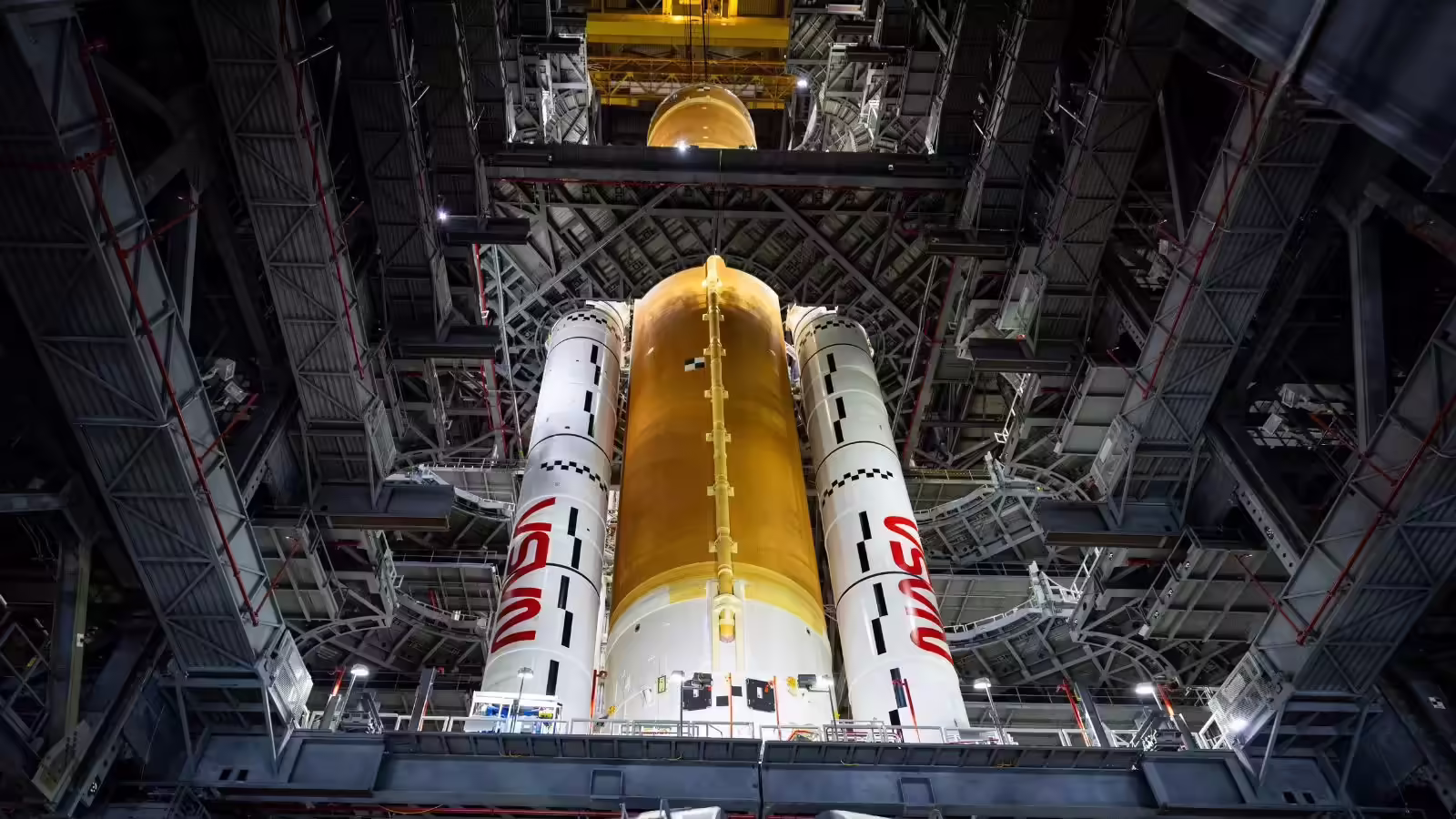 Nasa Artemis Ii Launch Pad,लॉन्च पैड पर पहुंचा NASA का आर्टेमिस II रॉकेट, 54 साल में पहली बार इंसानों संग चांद तक भरेगा उड़ान - nasa artemis ii rocket has arrived at launch pad and will take astronauts to the moon - Science News News