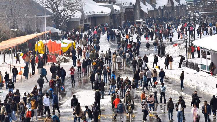 Himachal Snowfall:बर्फबारी के बाद पर्यटकों ने किया हिमाचल का रुख; सड़कें बंद, जेईई मेन नहीं दे सके कई छात्र - Tourists Flock To Himachal After Snowfall Roads Closed Many Students Unable To Take Jee Main Exam
