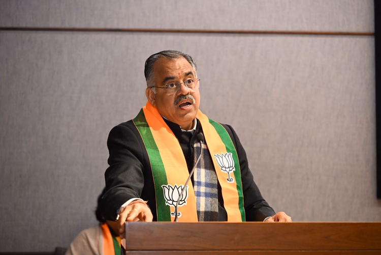 तरुण चुघ से खास बातचीत:कश्मीर में गिरती साख, अंदरूनी कलह से जूझ रही नेकां सरकार, ﻿सिर्फ फीते काट रहे सीएम उमर - J&ktarun Chugh Shared The Efforts To Make Inroads In Kashmir In An Exclusive Conversation With Amar Ujala.