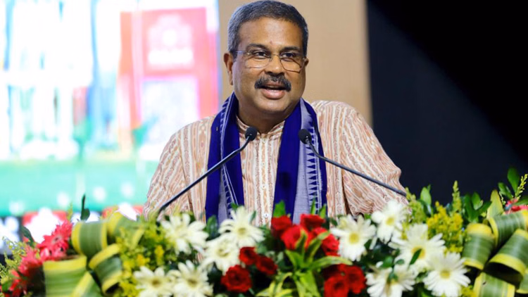 Odisha:छात्राओं को Stem और विमानन में करियर बनाने का मौका, धर्मेंद्र प्रधान ने किया कार्यक्रम का उद्घाटन - Pradhan Inaugurates Stem Lab In Odisha’s Sambalpur