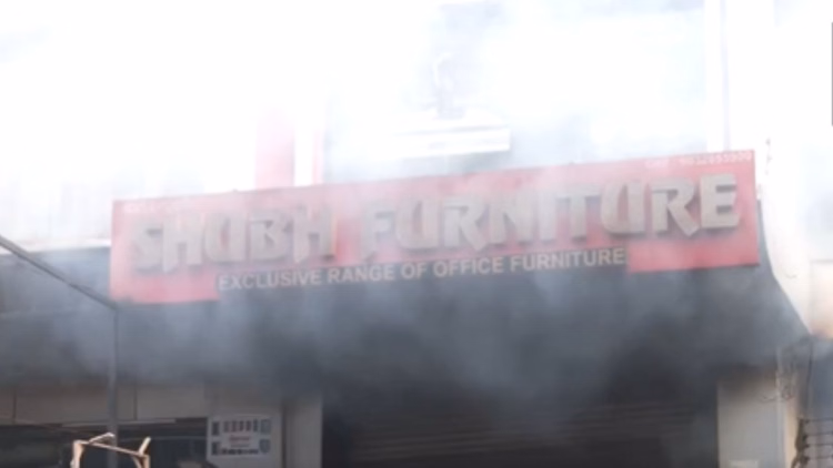 Hyderabad:हैदराबाद में फर्नीचर की दुकान में भीषण आग, एक महिला की मौत; पांच लोग फंसे, बचाव कार्य जारी - Massive Fire Broke In Furniture Shop Hyderabad One Woman Died Five People Trapped Rescue Operations Underway