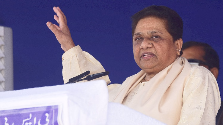 Up Politics:'धार्मिक मामलों में राजनीतिक दखल से बढ़ रहे विवाद...', अविमुक्तेश्वरानंद विवाद पर मायावती का तंज - Mayawati Said Political Interference In Religious Matters Increasing Controversies On Avimukteshwaranand Case