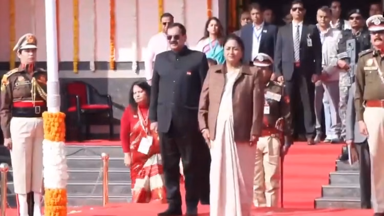 Delhi:छत्रसाल स्टेडियम में भव्य गणतंत्र दिवस समारोह, मुख्यमंत्री रेखा गुप्ता ने तिरंगा फहराया - Chief Minister Rekha Gupta Hoisted The National Flag During The Republic Day Celebrations