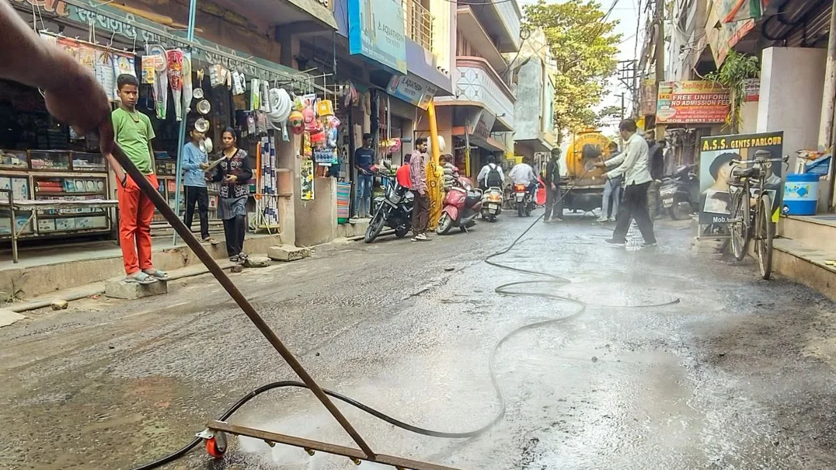 After Bhagirathpura 22 people in Mhow have fallen ill due to contaminated water -भागीरथपुरा के बाद अब महू में दूषित पानी से बिगड़ी 22 लोगों की तबीयत, प्रशासन अलर्ट | Jansatta