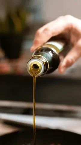 सिर्फ इन 4 चीजों की मदद से घर पर बनाएं बालों को नेचुरली काला करने वाला ऑयल, जानें स्टेप बाय स्टेप तरीका