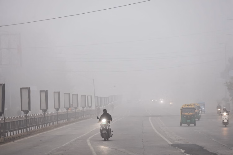 Indore:कोहरे के आगोश में इंदौर, दृश्यता 200 मीटर तक सिमट गई, सुबह की उड़ानें लेट - Indore: Fog Engulfs Indore, Visibility Drops To 200 Metres, Morning Flights Delayed