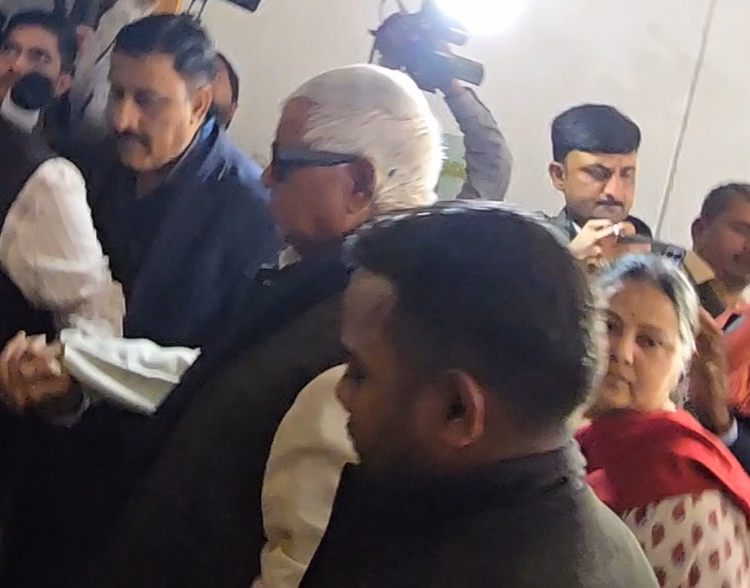 Bihar News :राजद के राष्ट्रीय कार्यकारी अध्यक्ष बने तेजस्वी, लालू परिवार के साथ संजय भी हुए थे शामिल - Bihar : Tejashwi Yadav Working Executive Committee Rjd National President Lalu Yadav Decision Bihar News