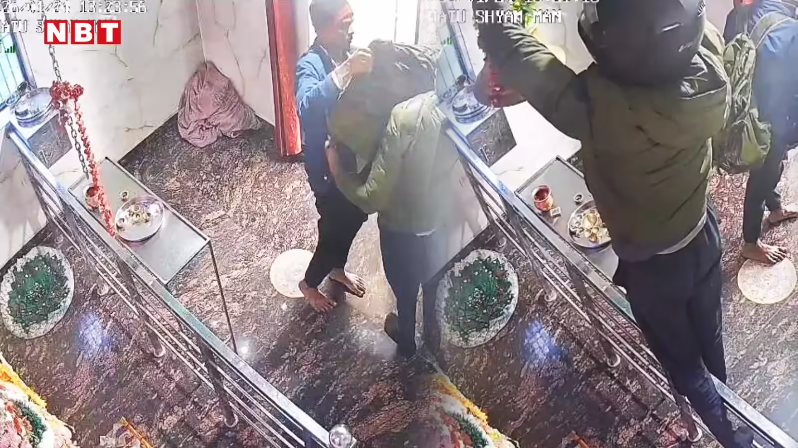 नोएडा के मंदिर में चोरी! चोरों ने भगवान से माफी मांगी, फिर सामान लेकर फरार हो गए, वारदात CCTV में कैद - greater noida daylight theft at khatu shyam temple thieves asked for forgiveness and then stole bells and lamps