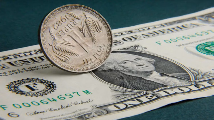 Rupee:डॉलर के मुकाबले रुपये की गिरती कीमत का असर, आयात-विदेश में पढ़ाई-यात्रा महंगी; निर्यातकों को फायदा - Rupee On Historic Low Against Dollar Impact Import Overseas Study Travel Export