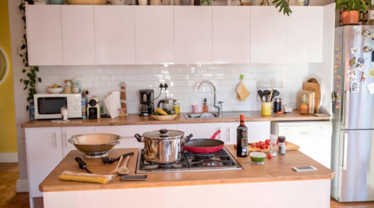 Vastu Tips: घर की इस दिशा में भूलकर भी न रखें गैस चूल्हा, वरना बढ़ने लगती है नकारात्मक ऊर्जा