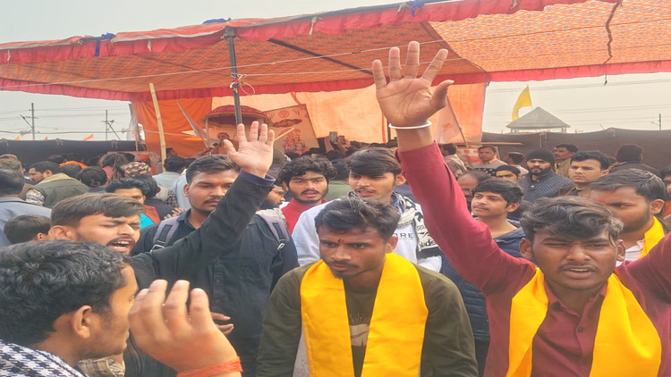 Prayagraj :शंकराचार्य स्वामी अविमुक्तेश्वरानंद का धरना जारी, समर्थन में पहुंचे इविवि के छात्रों लगाए नारे - Prayagraj: Shankaracharya Swami Avimukteshwarananda's Protest Continues