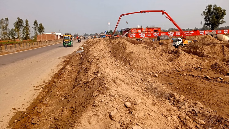 Up:सिक्सलेन बनाए जा रहे बरेली-मथुरा हाईवे पर संकेतक-चेतावनी बोर्ड नदारद... हर कदम पर हादसे का डर - Lack Of Signboards And Warning Signs On The Bareilly-mathura Highway Increases The Risk Of Accidents