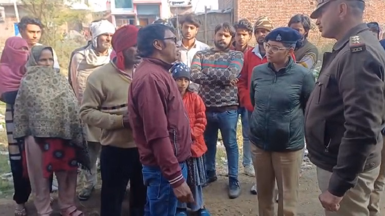 Baghpat:कमरे में जलकर कोयला बन गया युवक, पुलिस ने दरवाजा तोड़कर निकाला शव, हत्या या कुछ और; उलझी गुत्थी - Baghpat: Young Man Burnt Into Coal, Landlord Called Police, Broke The Door And Took Out The Body