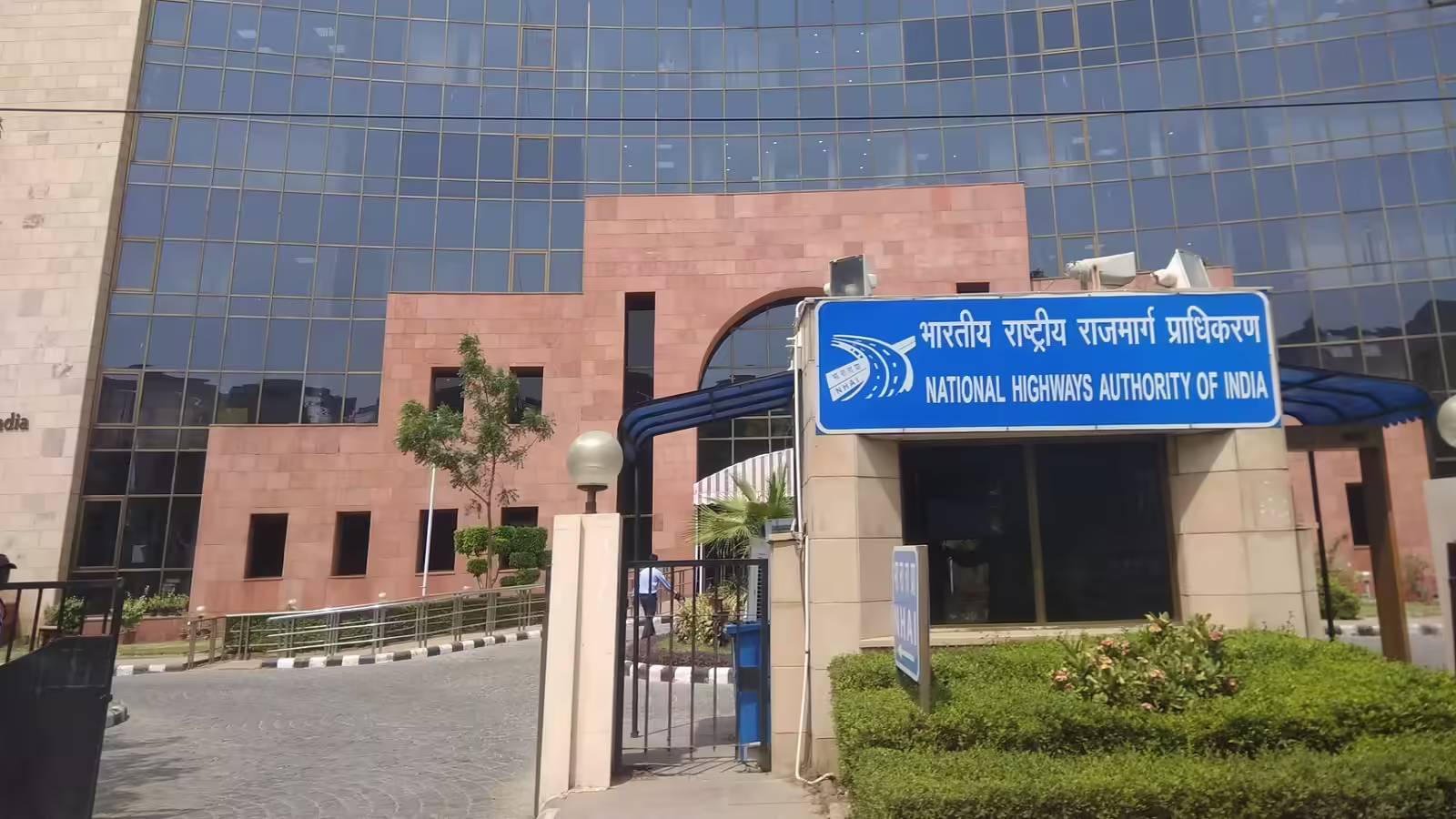 सरकारी कंपनी पर 2.35 लाख करोड़ का कर्ज... NHAI बना रही नया प्लान, जानें क्या है टारगेट - nhai planning to reduce debt below rs 2 lakh crore in current financial year ending march