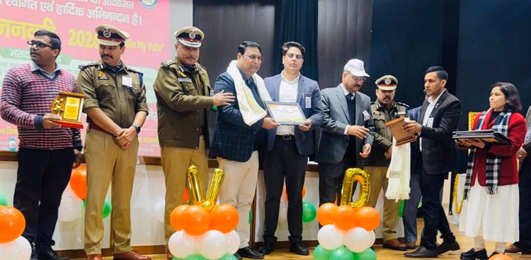 Subhash Amin Got The Award Of Best Supervisor - Meerut News