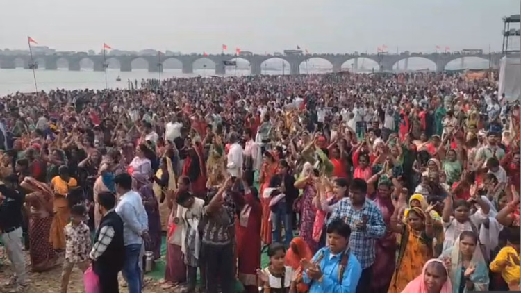 Omkareshwar Narmada Jayanti:मां नर्मदा के दर्शन को लाखों भक्त उमड़े, महाआरती में हुई हेलिकॉप्टर से बरसाए फूल - Omkareshwar Lakhs Of Devotees Gathered To Have Darshan Of Narmada; Helicopters Showered Flowers During Aarti