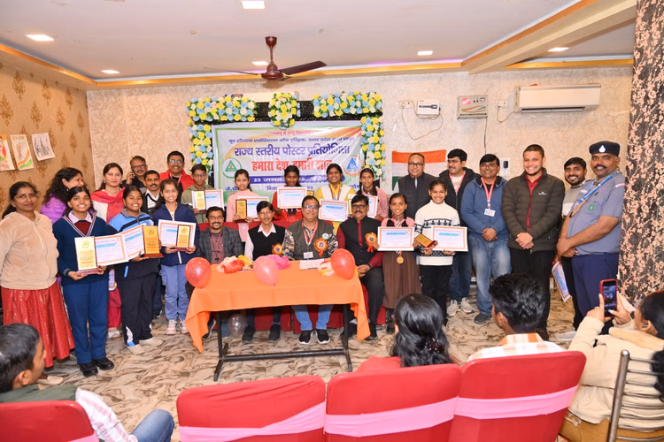 Emerging Talents Were Honored In The Poster Competition 'our Country Our Pride' - Ayodhya News