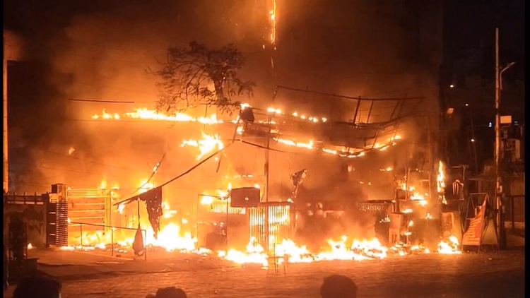 Up:आगरा में बड़ी घटना...सत्तो लाला फूड कोर्ट में लगी भीषण आग, लपटों पर काबू पाने में जुटी दमकल - Massive Fire Broke Out At Satto Lala Food Court Restaurant In Agra