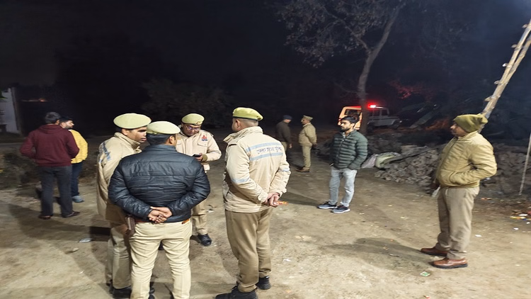 पुलिस बूथ से 100 मीटर दूर:तीन बदमाशों ने शराब के ठेके से लूटे 34500 रुपये, एसएसपी-एसपी ने की जांच-पड़ताल - Three Miscreants Looted Rs 34,500 From A Liquor Shop