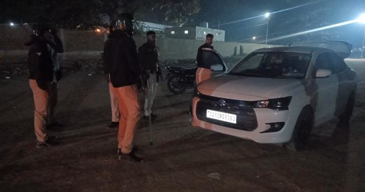 Korba Police Stopped Pre-wedding Shoot Going On In Helipad Ground - Korba News - कोरबा में बाइक पेट्रोलिंग:हेलीपैड मैदान में चल रहा प्री-वेडिंग शूट रुकवाया, दूल्हा-दुल्हन से पूछताछ