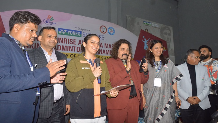 Up:'फिट रहने के लिए खेल से जुड़ें', आगरा में बैडमिंटन खिलाड़ी साइना नेहवाल ने दिया युवाओं काे संदेश - Saina Nehwal Inaugurated Badminton Tournament In Agra