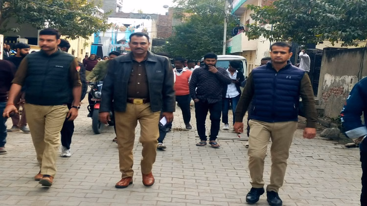 24 घंटे में एक और रंगबाजी:जेल से छूटे बदमाश ने की फायरिंग, युवक से मारपीट; 20 रुपये के विवाद में की थी हत्या - Murder Accused Recently Released From Prison Attacked Young Man In Agra