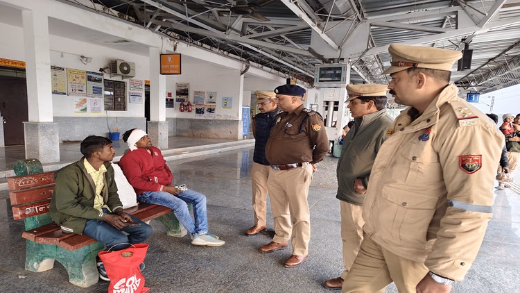 Republic Day:गणतंत्र दिवस पर आगरा में अलर्ट...चप्पे-चप्पे पर चेकिंग, भीड़भाड़ वाले स्थानों पर पुलिस तैनात - Republic Day 2026: Agra Police On Alert During Republic Day